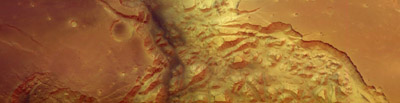 Une région de l'équateur martien, au nord du canyon Valles Marineris. Les formes des reliefs attestent d'une érosion passée par de l'eau liquide. L'image a une résolution de 12m par pixel pour 50 km de longueur.