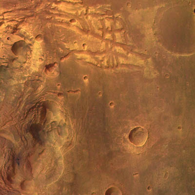Cette photographie en couleur et en trois dimensions a été réalisée par Mars Express alors que la sonde était à 275 km d'altitude. Elle couvre une région située au sud de Valles Marineris, le grand canyon martien. La résolution de l'image est de 12m par pixel.