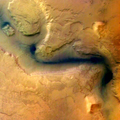 Une photographie de l'est du bassin d'impact d'Hellas, prise le 15 janvier par Mars Express. On observe un canal, Reull Vallis, qui a jadis été façonné par l'eau.