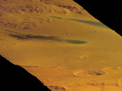 Mars Express a photographié le 16 janvier le grand cratère de Gusev, où a atterri le rover américain Spirit. Ce dernier se trouve approximativement au centre de cette image en trois dimensions. Le cratère de Gusev, d'un diamètre de 160 km, a probablement hébergé dans le passé de grandes quantités d'eau liquide, faisant de lui un véritable lac.