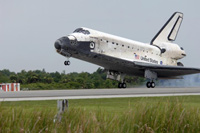 Discovery lands at KSC