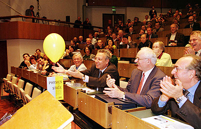 Commissioner Busquin and other VIPs enjoy the Physics on Stage