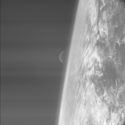 Imagen de la salida de la Luna sobre el Océano Pacífico, tomada desde la sonda Rosetta