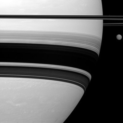 Titan à côté de Saturne