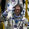 Soyuz TMA-15 crew wave goodbye to the crowd