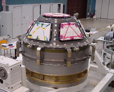 La coupole de l'ISS, ici photographiée avec toutes ses fenêtres intégrées. Son intégration à la station est prévue pour 2009.