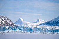 The calving glacier front of the Kongsbreen