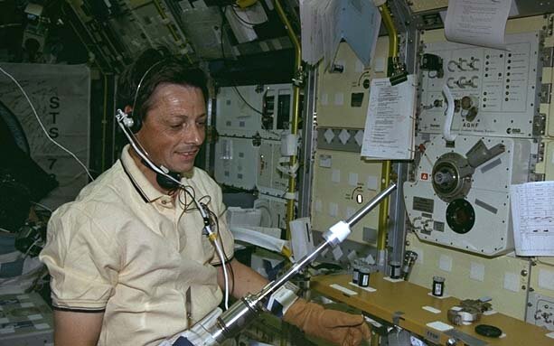 Jean-Jacques Favier aan boord van het Spacelab