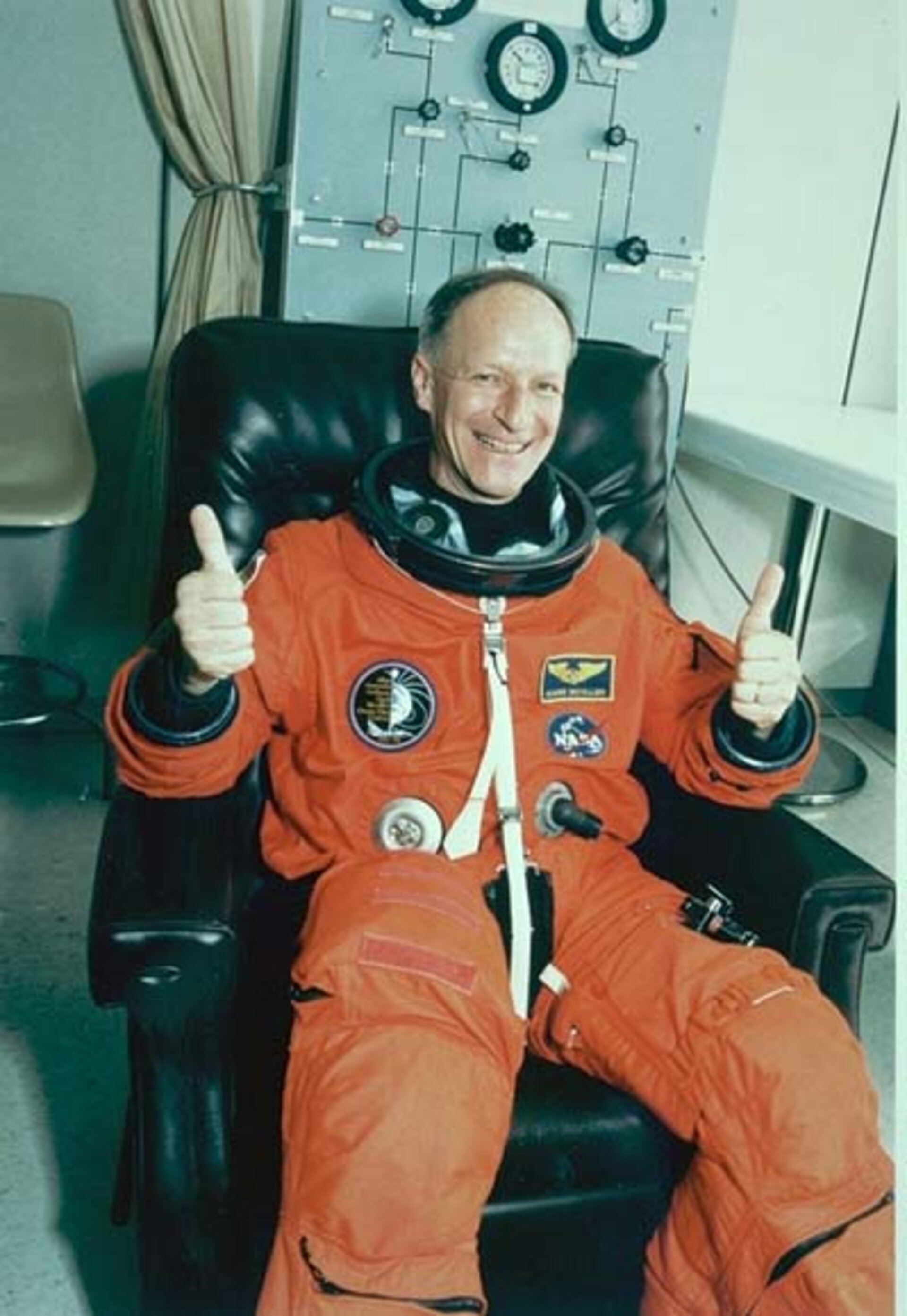 Claude Nicollier prepares for STS-75