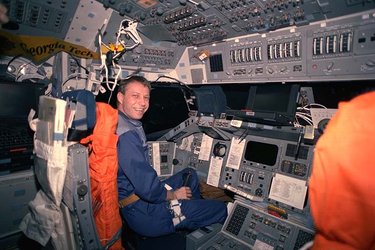EuroMir-95: Reiter visits NASA Shuttle
