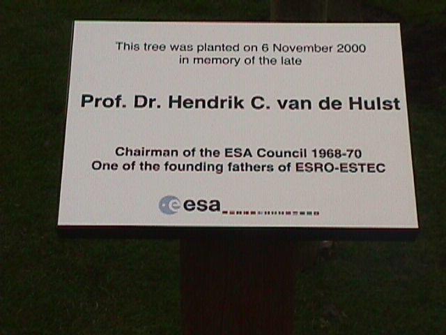 Bij de kastanje boom werd een plaquette geplaatst ter nagedachtenis van Prof. van de Hulst