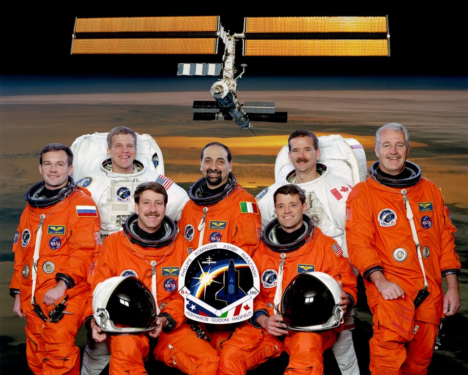L'astronauta dell'ESA, Umberto Guidoni (al centro) con l’equipaggio della missione.