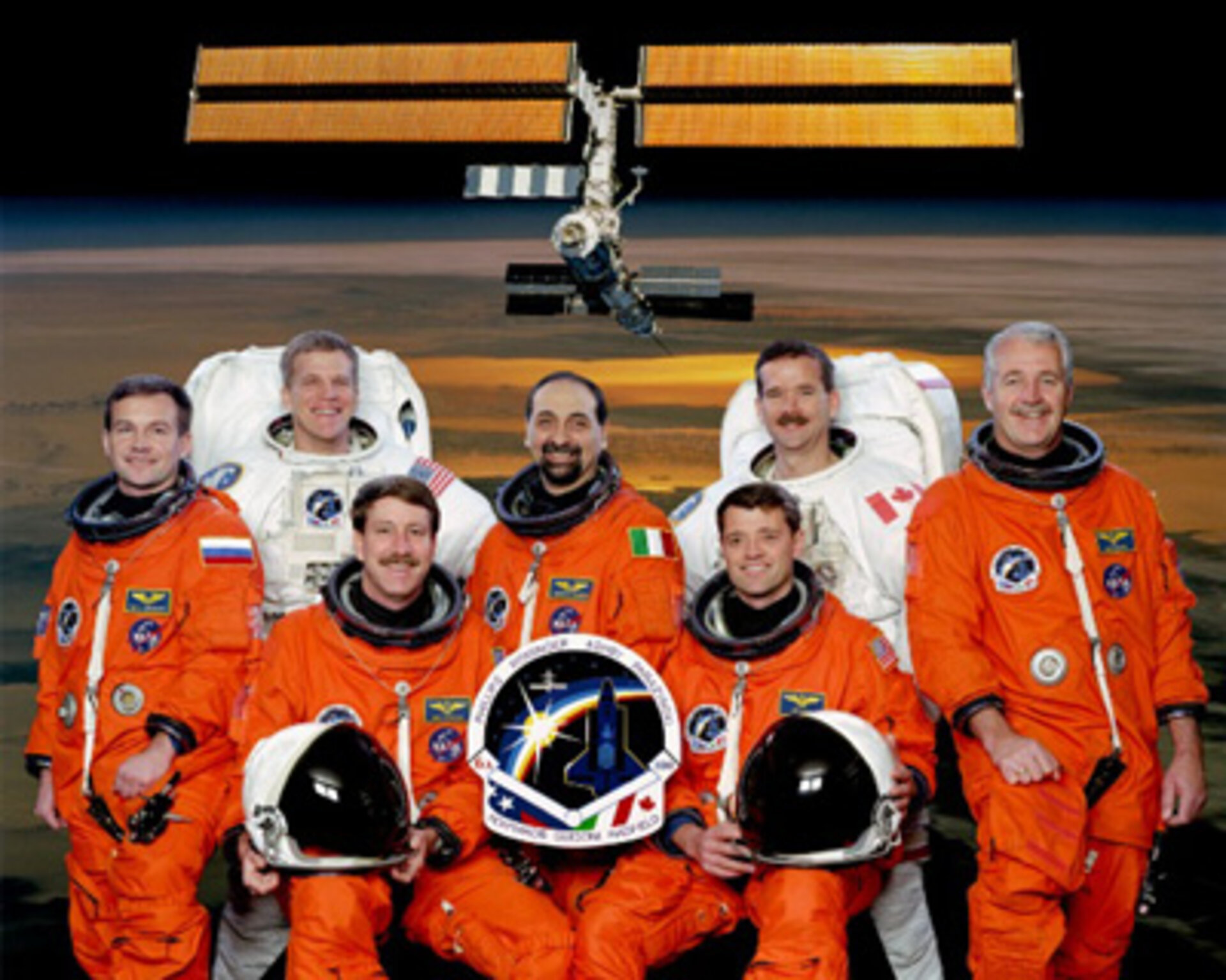 Die internationale Mannschaft von STS 100
