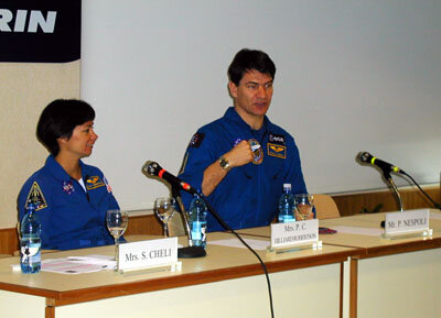 Patricia C. Hilliard Robertson (NASA) e Paolo Nespoli (ESA) all'ESRIN