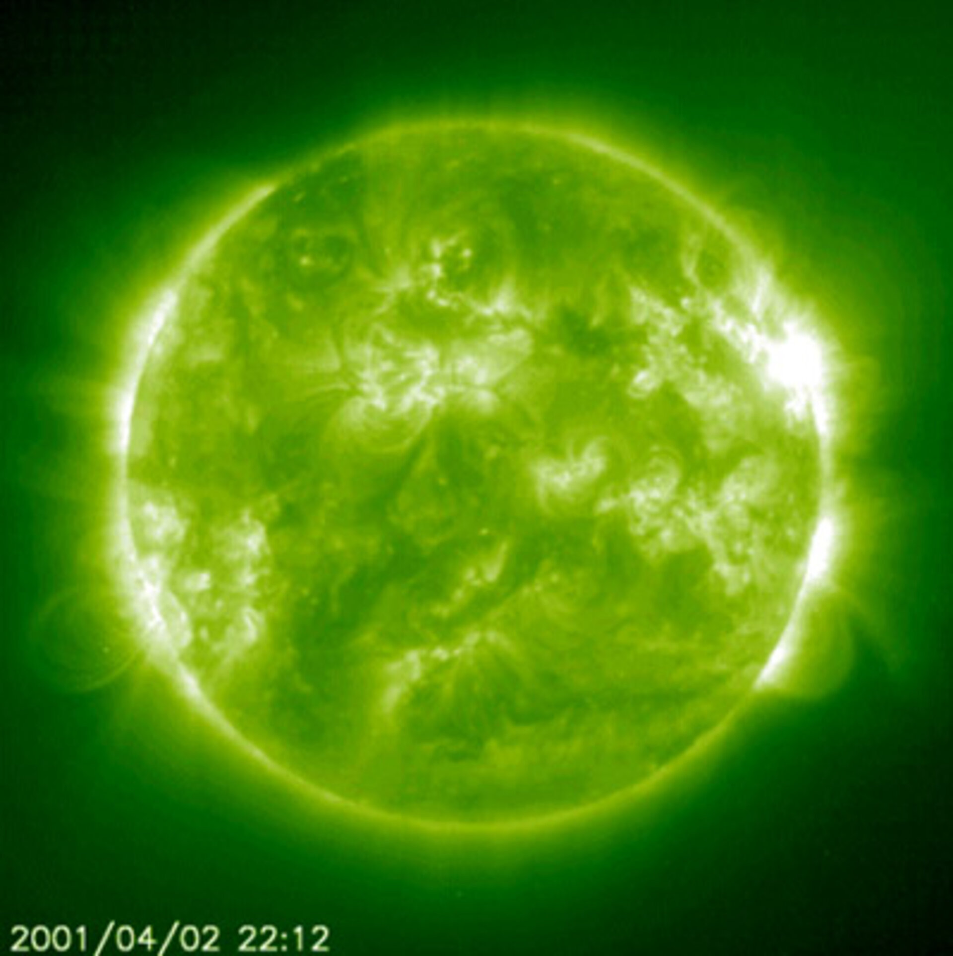 La principale sorgente della radiazione di alta energia sono i raggi cosmici galattici, ma importanti contributi provengono sia dal vento solare