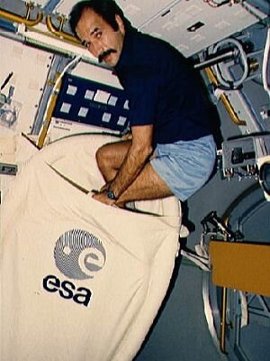 Opiskelijoiden painottomuuslentokampanjoiden keksijä, astronautti Wubbo Ockels näyttää mallia painottomuudessa liikkumisesta sukkulan sisällä. (Sittemmin Ockels on leikannut viiksensä pois.)