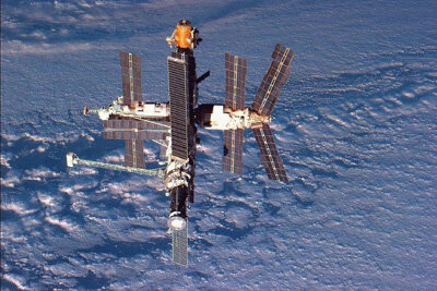 Er  kwamen al meer dan 23.000 objecten, groter dan 10 centimeter, in een baan om de aarde, zoals het vroegere Russische ruimtestation Mir