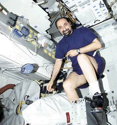 El astronauta Umberto Guidoni haciendo ejercicio en la ISS