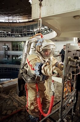 Reinhold Ewald během přípravy na kosmický let.