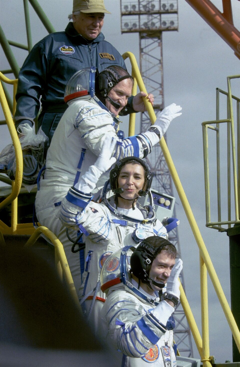 Die Andromède-crew steigt die Stufen zu Sojus hinauf