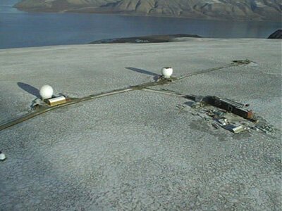 Die SvalSat Station auf Spitzbergen in rauher Umgebung