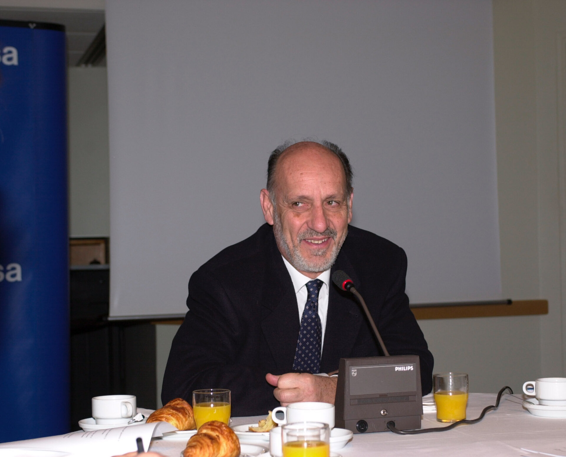 O Director Geral durante a conferência de imprensa