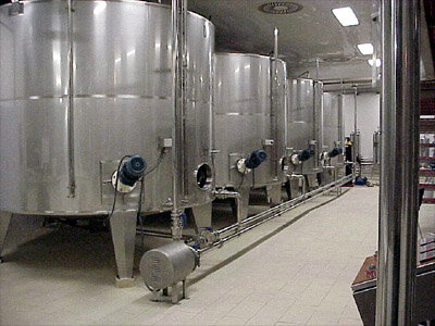 Fermentatievaten voor het eerste fermentatieproces bij Freixenet