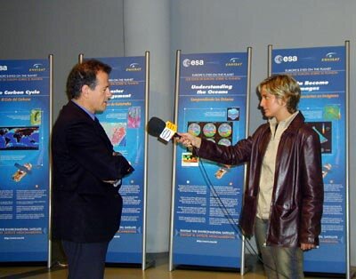 La prensa local  interesada en el evento, entrevistando al miembro de la ESA.