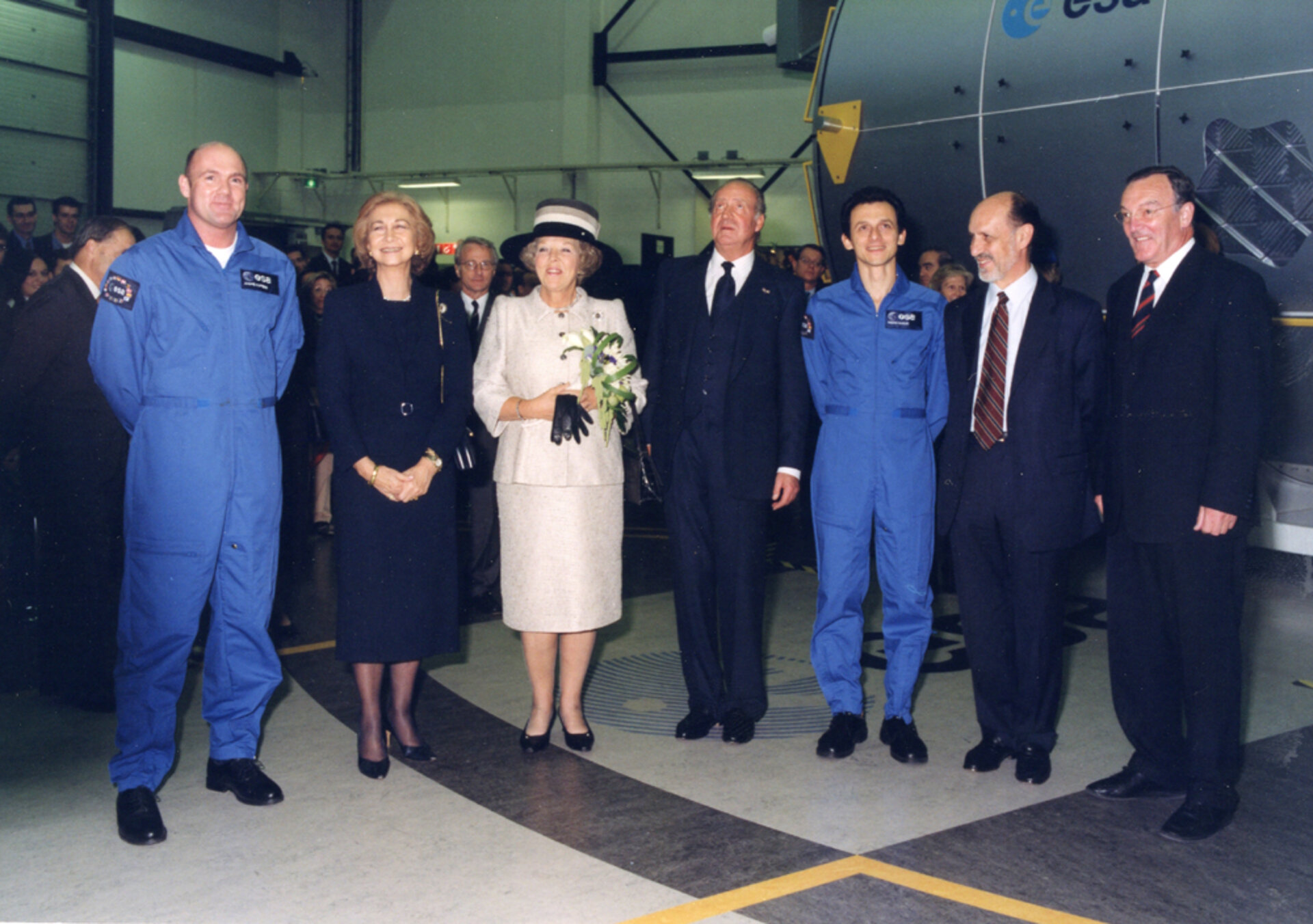 Spanish and Dutch Royals visit the ISS User Information Centre