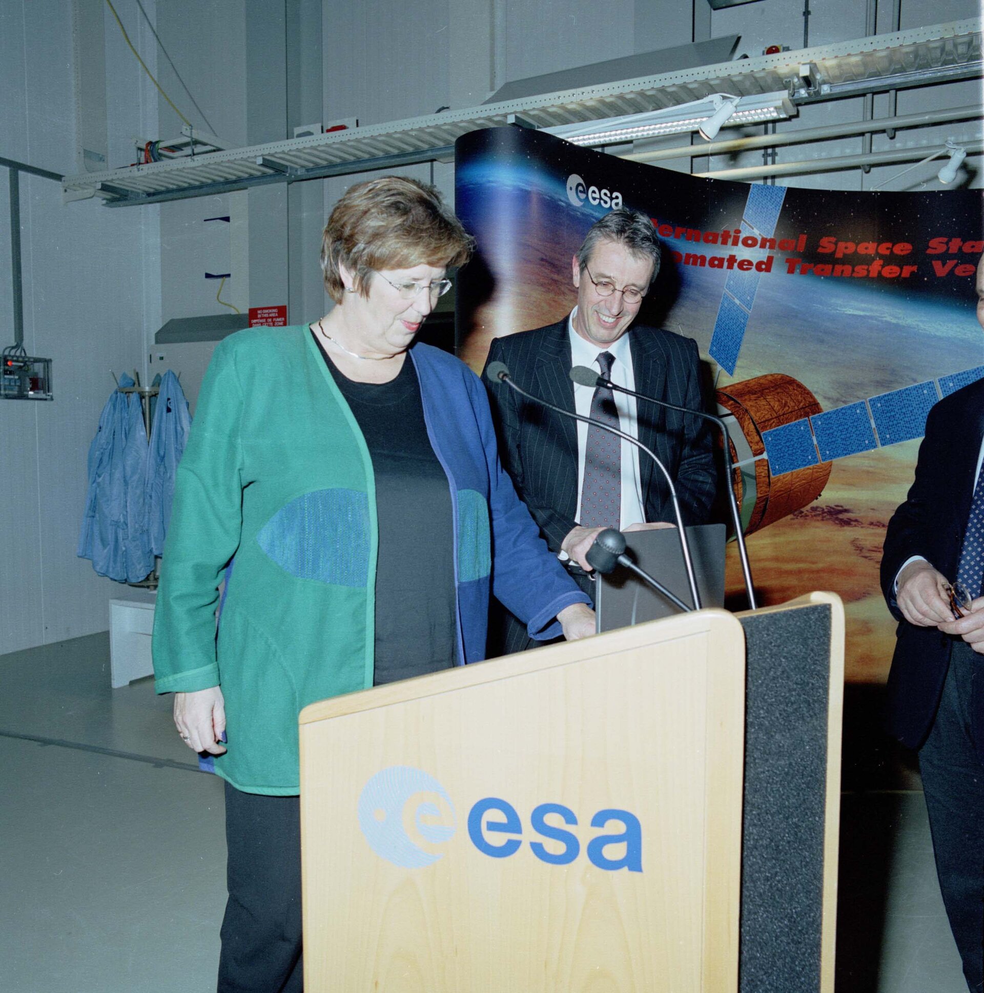 Minister Jorritsma-Lebbink officially opens three new buildings at ESTEC