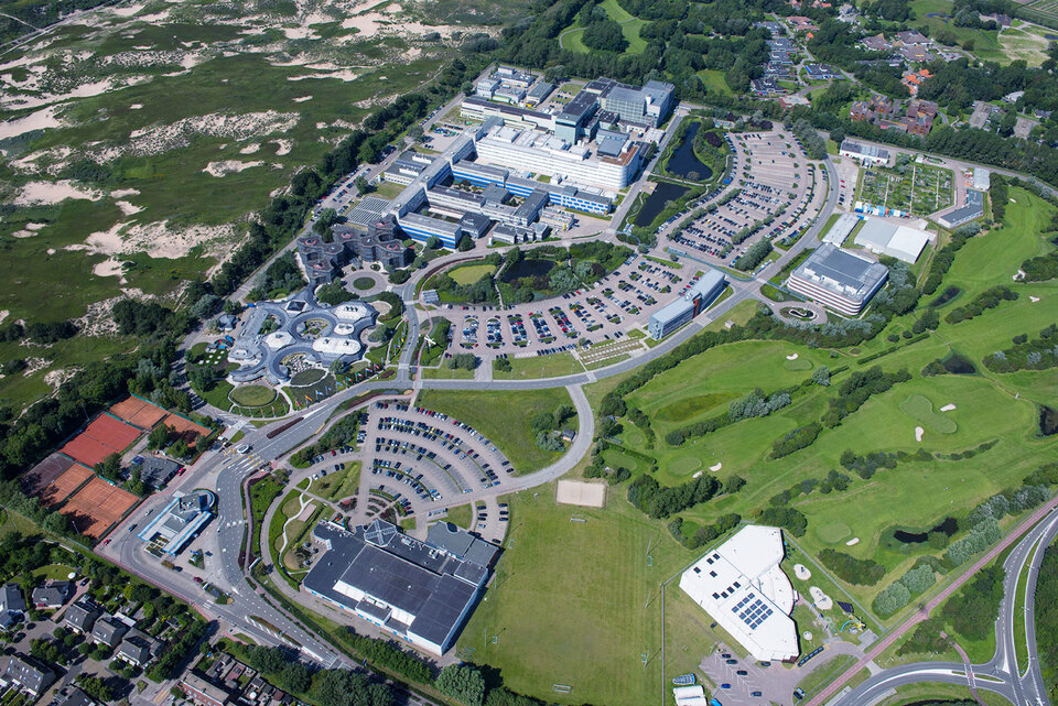 Luchtopname van de ESTEC-faciliteiten in Noordwijk (Nederland).