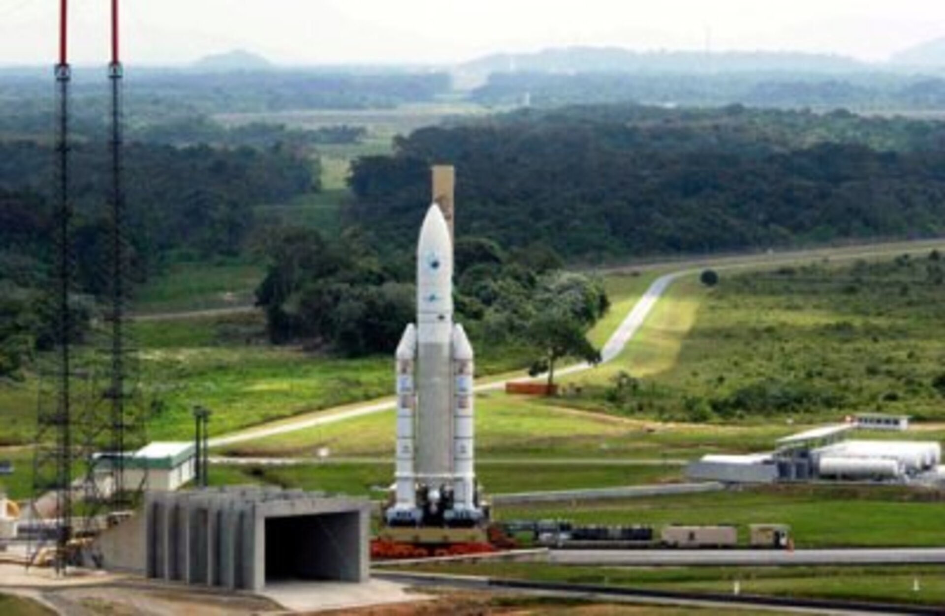 Ariane 5 op weg naar het lanceerplatform: volgende keer met het wapenschild van een Belgische stad op de neuskegel