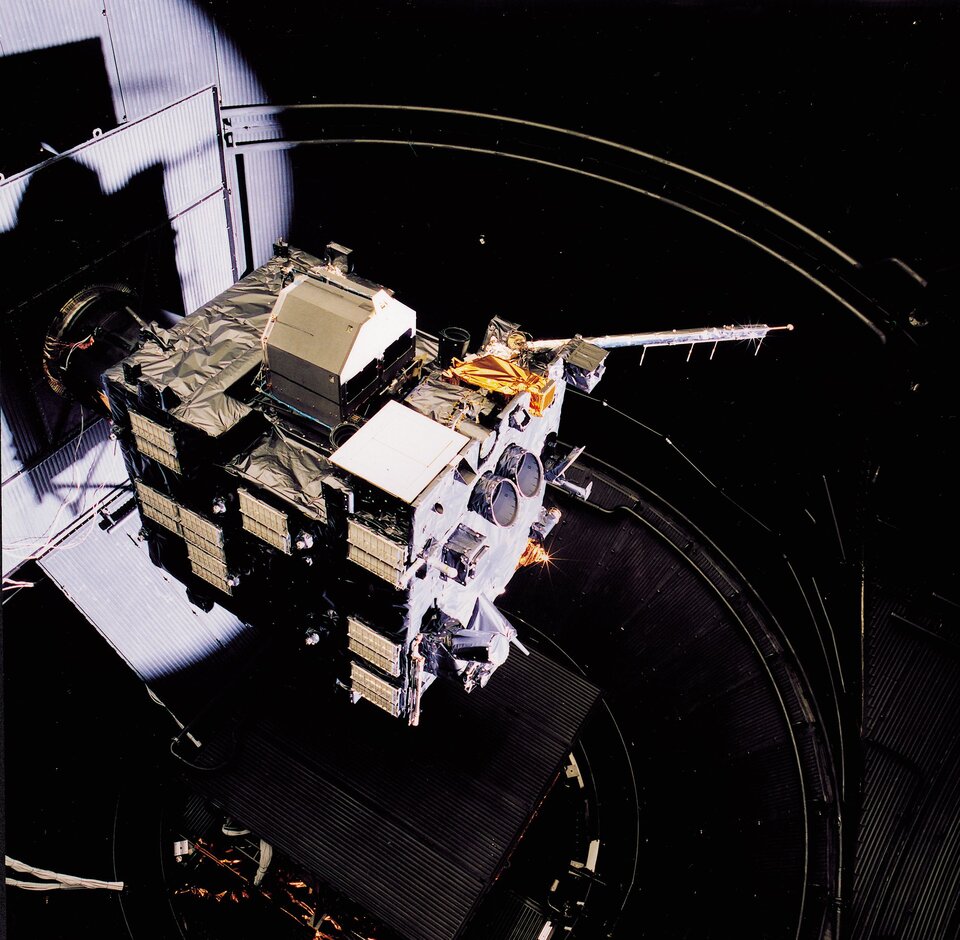De ESA-sonde Rosetta wordt klaargemaakt voor tests met de Large Space Simulator. Rosetta vertrekt in januari 2003 op weg naar een rendez-vous met komeet Wirtanen