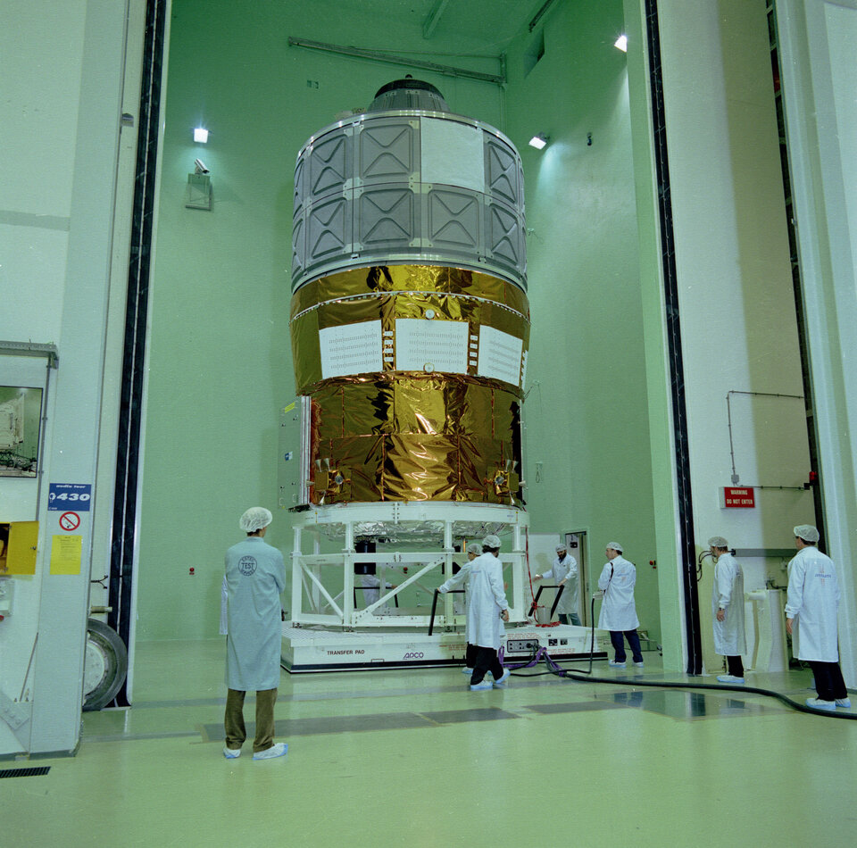 Ici l'ATV, à l'ESTEC, subit des tests acoustiques simulant un lancement sur Ariane 5