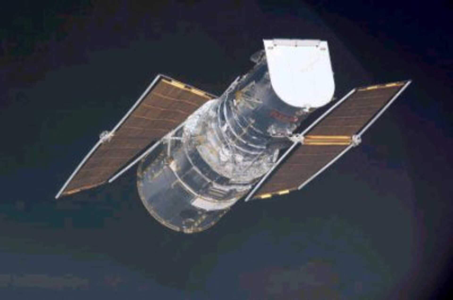 Avaruusteleskooppi  Hubble ja sen vanhat aurinkopaneelit.