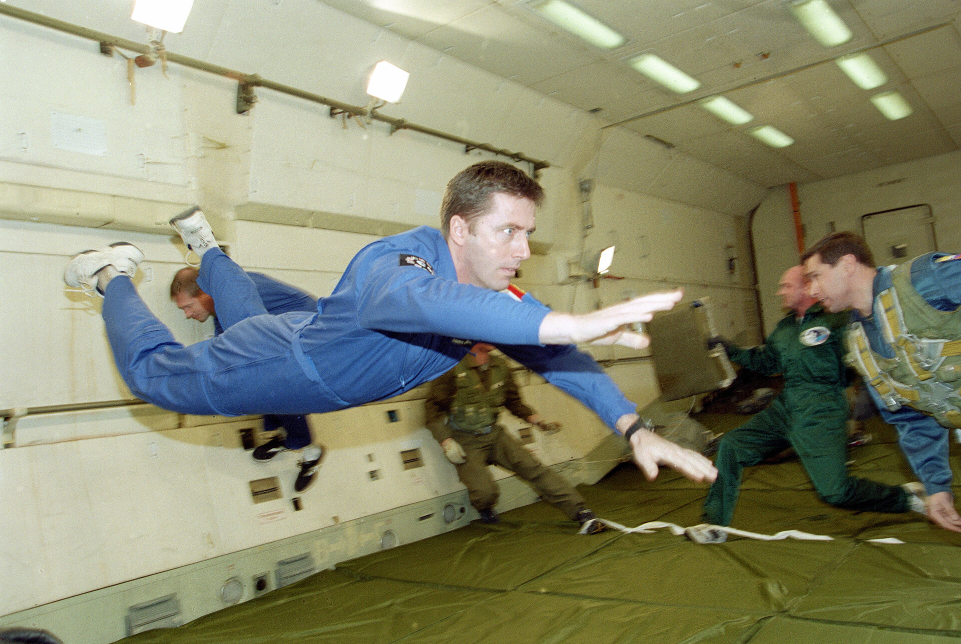 ESA-astronauten Roberto Vittori tränar i tyngdlöshet