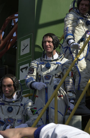 Marco Polo mission crew going up to the Soyuz capsule at Baikonour launch pad (Thursday 25 April 2002)