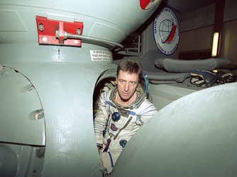 Roberto Vittori in the Soyuz simulator