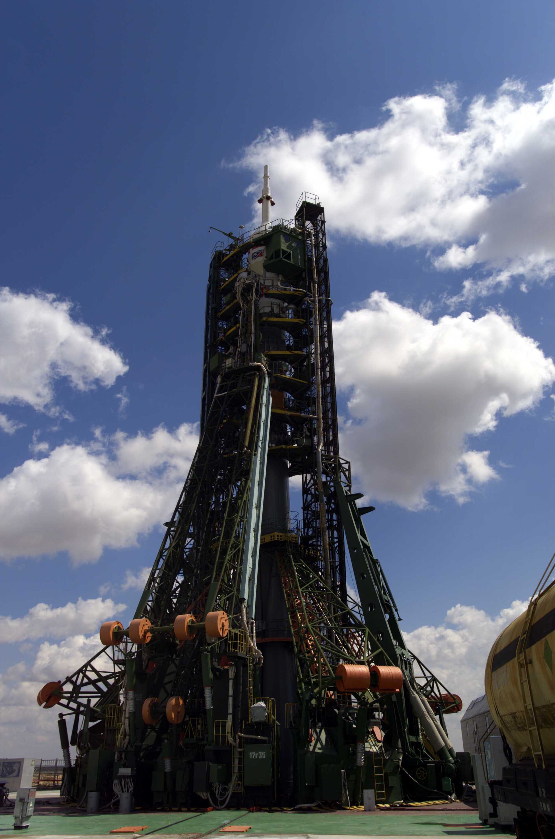 Soyuz launcher erection on the launch pad at Baikonour  (Wednesday, 24 April 2002, morning) .