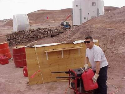 Vladimir Pletser refilling the generator