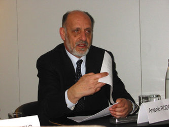 Antonio Rodotà auf der Pressekonferenz in Berlin