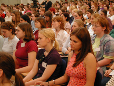 Gespannt verfolgten die "jungen Damen" die Diskussion