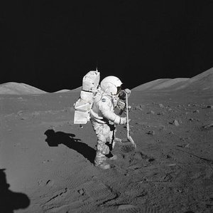 Harrison Schmitt zeeft met een hark steentjes uit het fijne maanstof