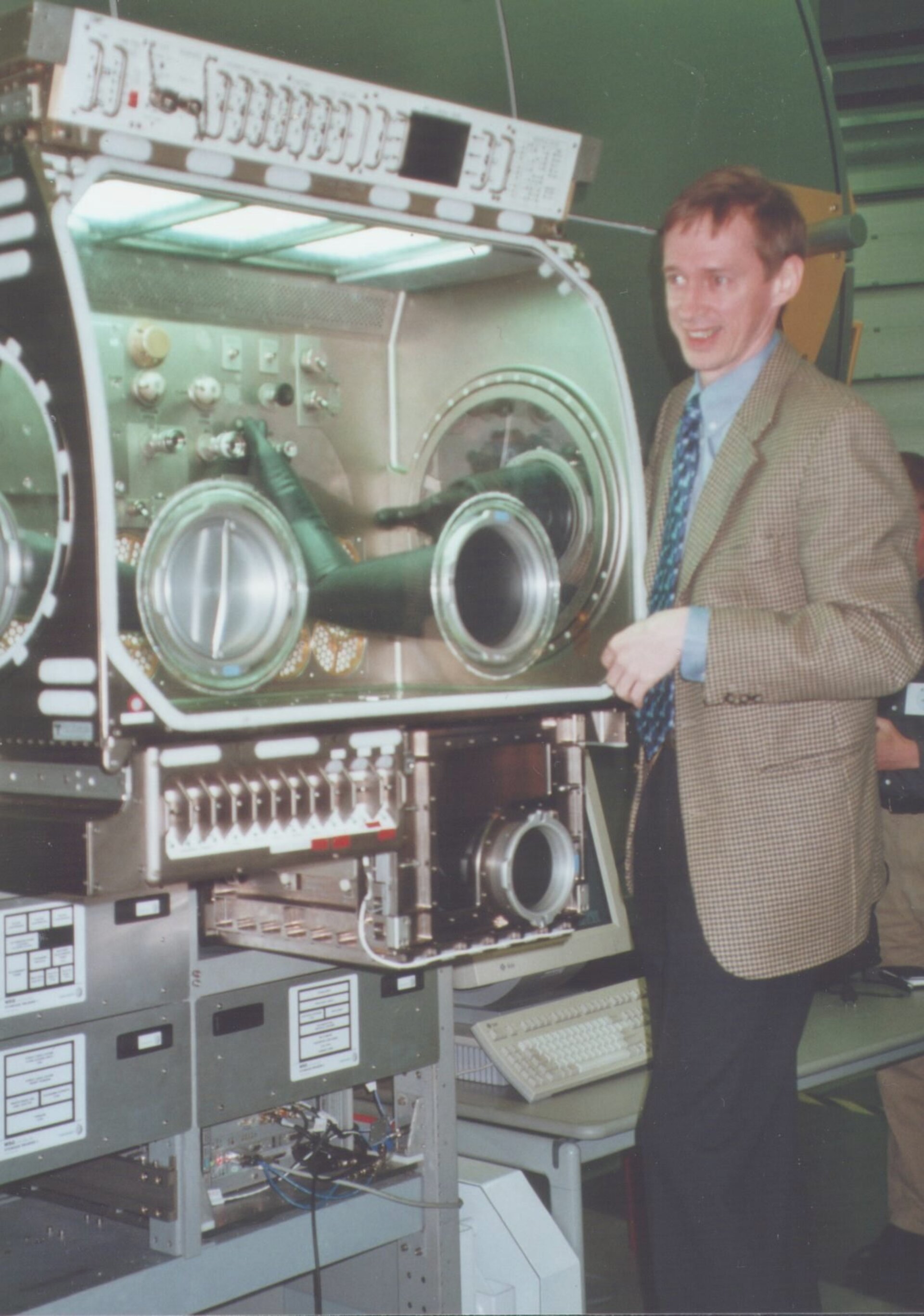 Frank De Winne aan het werk met de Microgravity Science Glovebox (MSG) te ESTEC in Noordwijk in Nederland (foto Benny Audenaert)