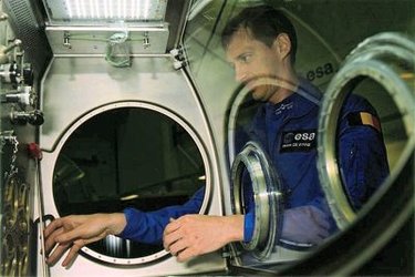 Frank De Winne works with the Microgravity Science Glovebox (MSG)