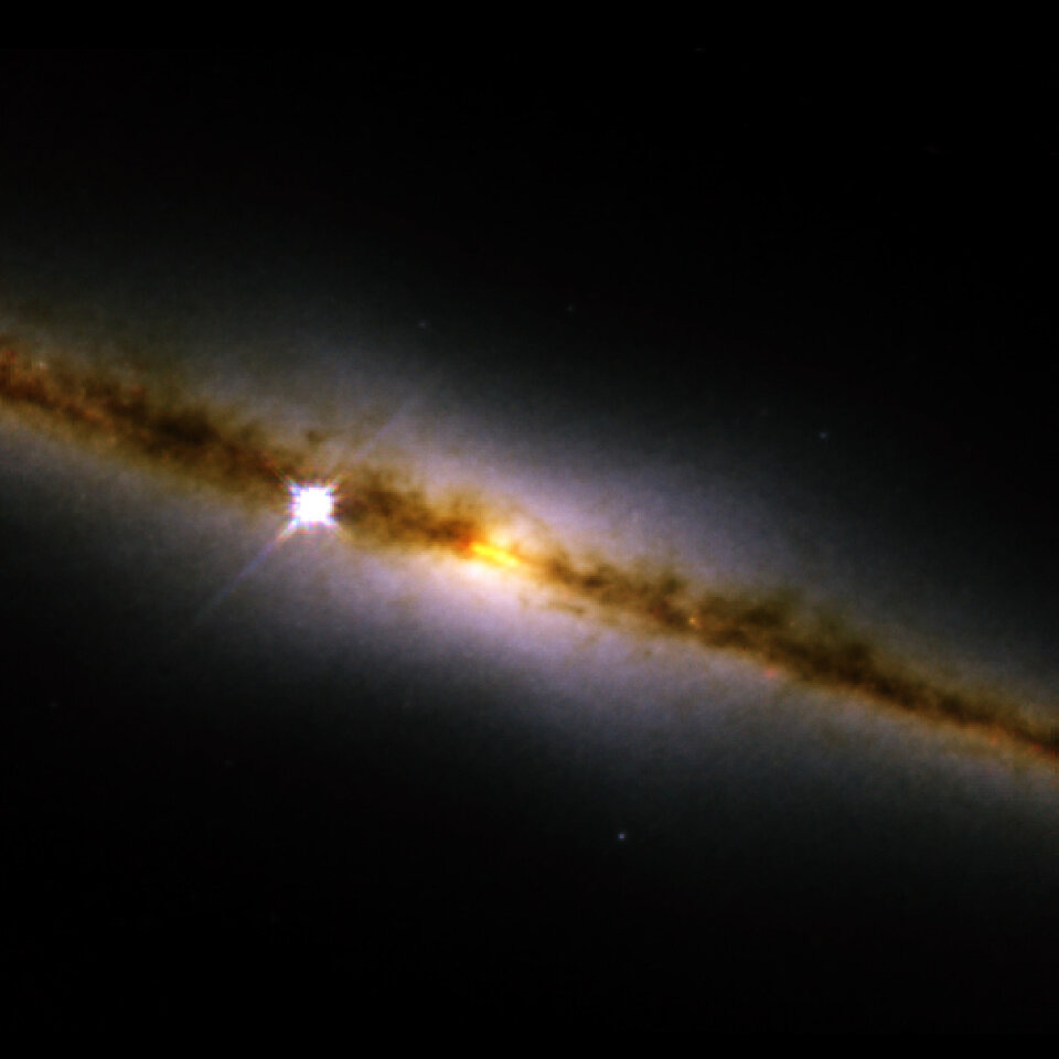 NICMOS-beeld van een 'gouden' ring van sterren in het sterrenstelsel NGC 4013