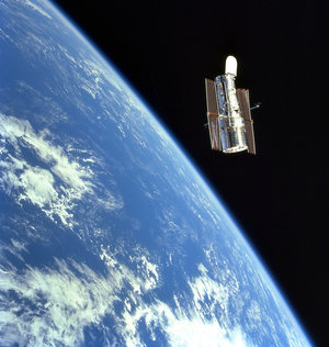 De Hubble-ruimtetelescoop in een baan om de aarde