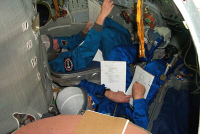 Frank De Winne et Sergueï Zaliotine s'entrainent avec le nouveau software Soyuz TMA