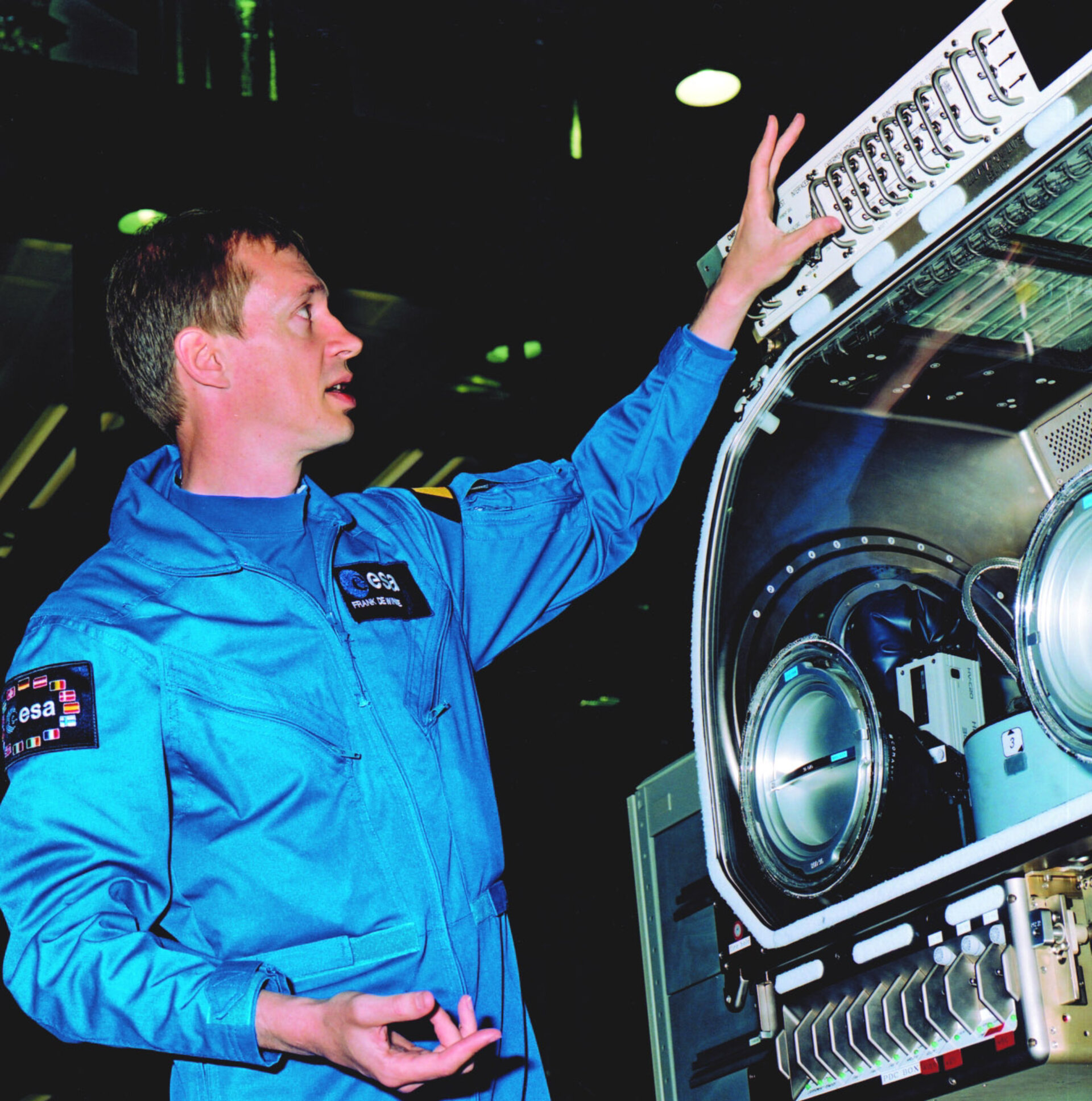 Frank De Winne works with the Microgravity Science Glovebox (MSG)