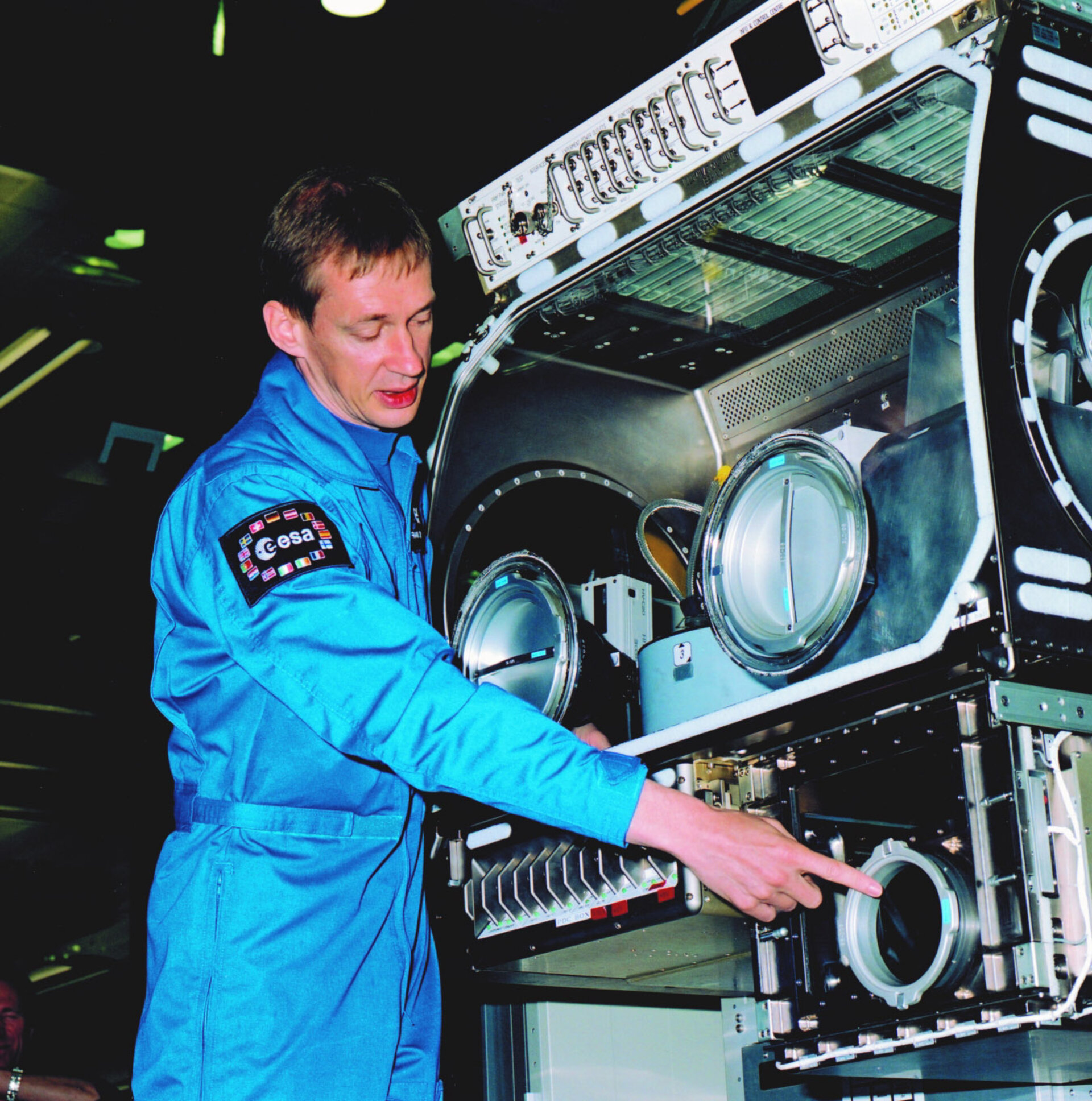 Frank De Winne works with the Microgravity Science Glovebox (MSG)